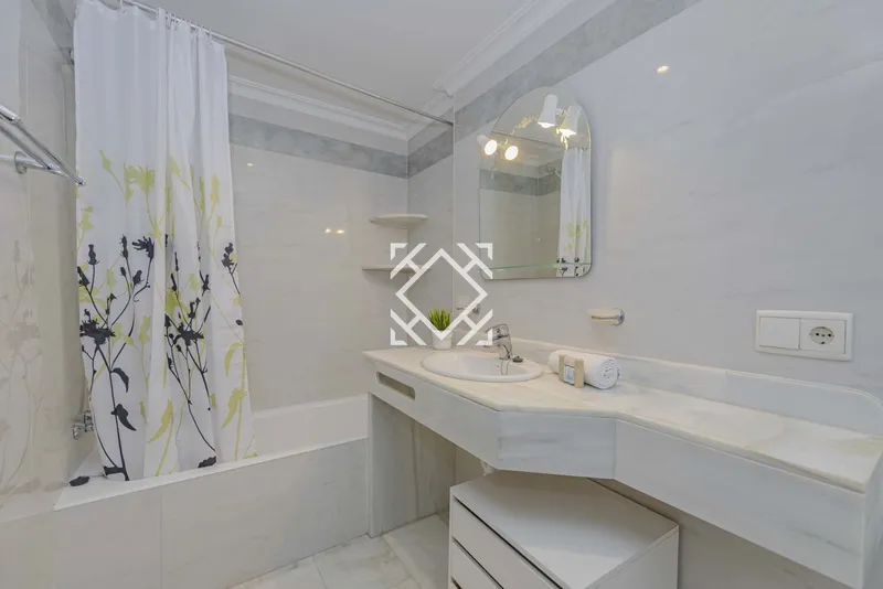 A spacious and bright flat in an exceptional location, for sale in Puerto de Alcudia, Mallorca. — photo 7
