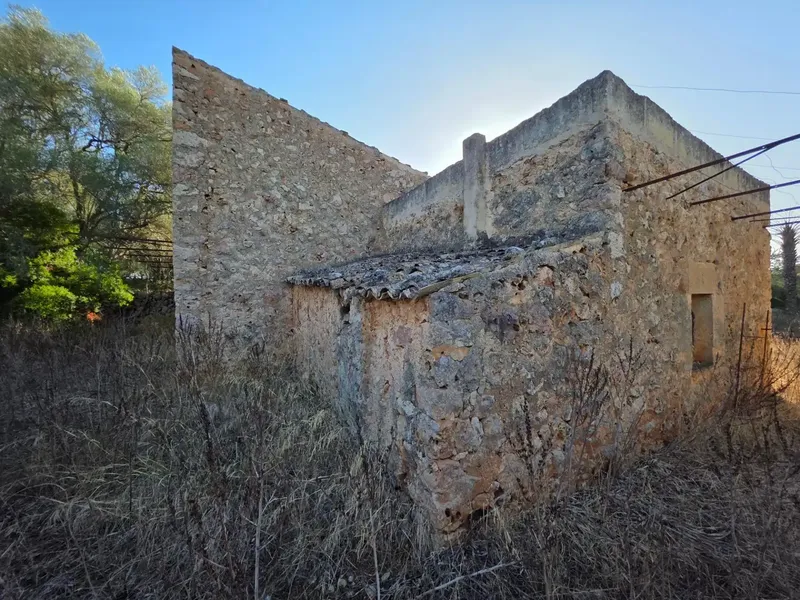 Located in an idyllic setting, surrounded by nature and a step from Costitx, we offer this rustic estate of about 36,000m2 populated with vegetation — photo 7
