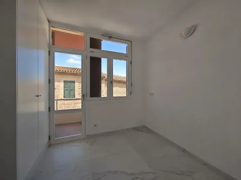 In the very center, in a stately building with elevator, we find this third floor recently finished of approximately 140 m² usable, a home — photo 7