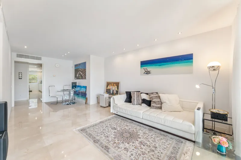 Spacious apartment with spectacular common areas and pools in exclusive Bendinat — photo 9