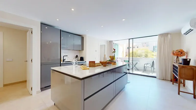 Located next to the emblematic Plaza España and just minutes from Plaza Patines, this exclusive, completely renovated apartment enjoys — photo 1