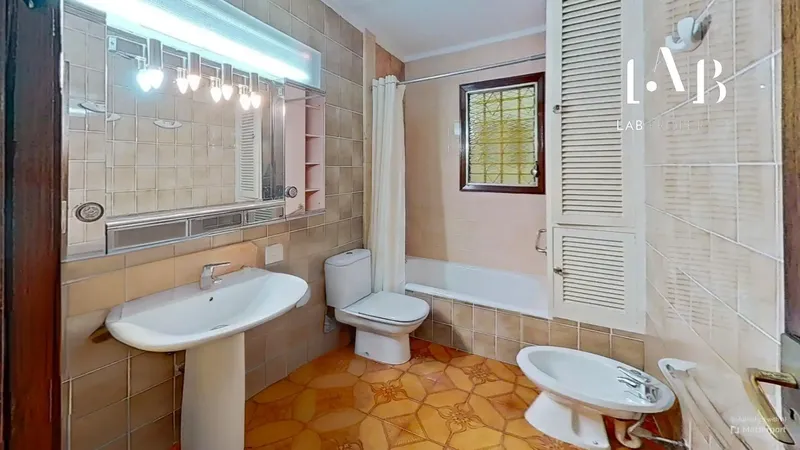We are pleased to present this spacious apartment in the heart of one of the most sought-after areas of Palma. It is characterized by its excellent — photo 11