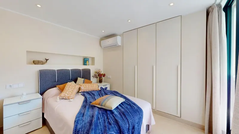 Located next to the emblematic Plaza España and just minutes from Plaza Patines, this exclusive, completely renovated apartment enjoys — photo 4