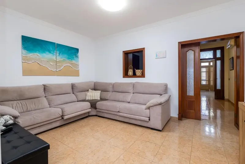 En una de las zonas más consolidadas de El Arenal, se encuentra esta amplia vivienda en planta baja, una propiedad con mucho potencial tanto — photo 2