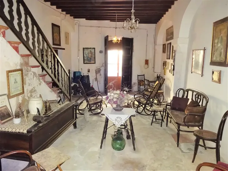 Exceptional manor house in Muro dating from 1919, distributed over 3 floors. It consists of entrance hall, living-dining room with arch — photo 3