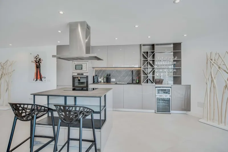 Modern apartment right on Magaluf beach — photo 9