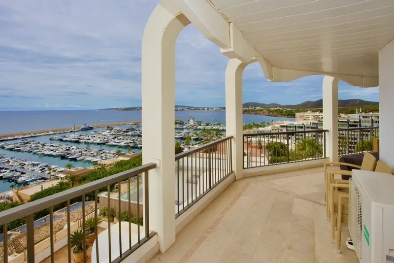 Penthouse with 2 bedrooms in the port of Puerto Portals with fantastic sea views — photo 11