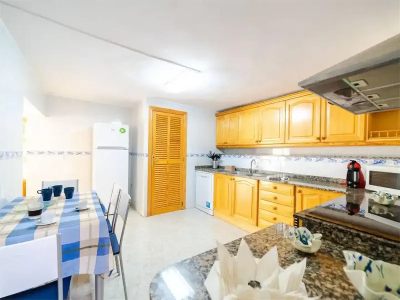 Villa de 150 m² en 2 plantas adecvada para 6 adultos. Con mobiliario muy funcional y confortable: comedor abierto grande con ventanal con me — photo 8