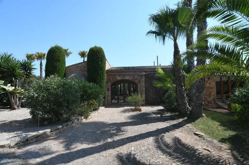 Charming country house with characterful interiors, a beautiful garden and a separate [...] — photo 4