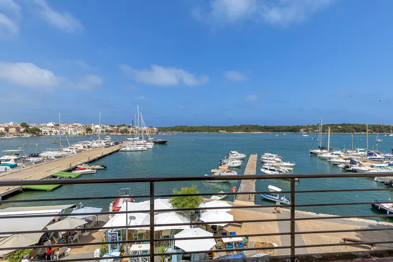 Penthouse in Portocolom - Large balcony with harbour views — photo 7