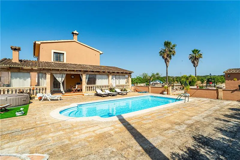 Rustic property with a pool on a plot of approximately 8,700 m². — photo 1
