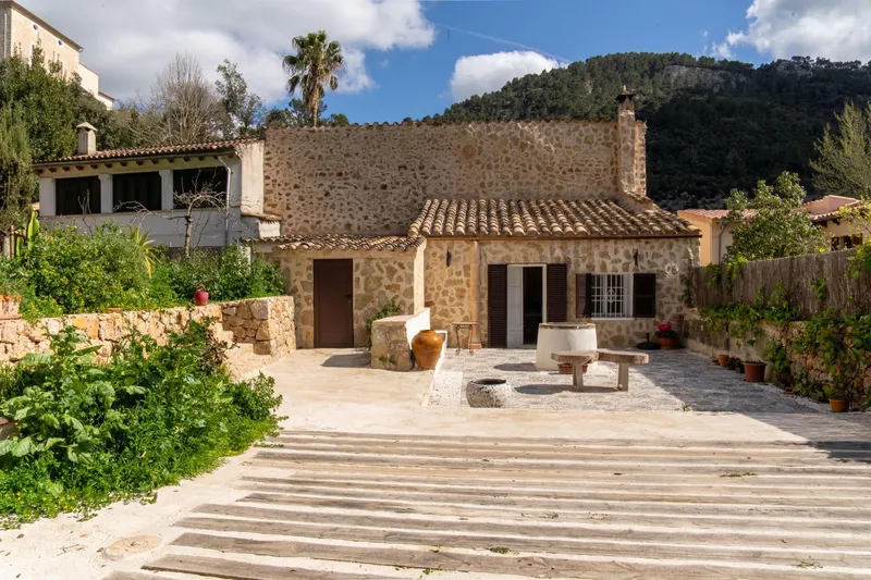 Traditional rustic style house — photo 1