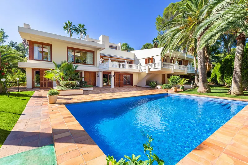 Exclusive villa in an excellent location directly on the golf course — photo 1