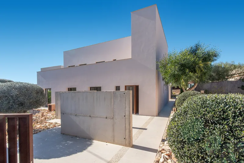Exclusive designer villa with pool and sea views near the beach — photo 3