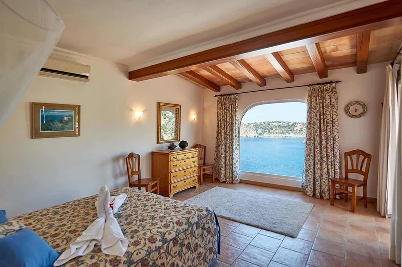 Cala Llamp: Villa with 2 apartments and holiday rental license — photo 9
