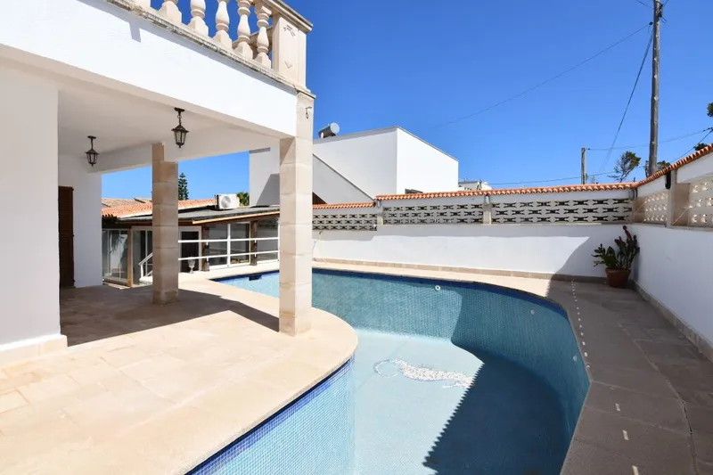 Villa with a lot of potential in a very good location in Cala Llombards — photo 4
