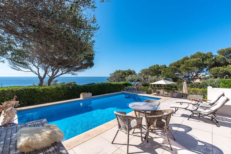 Traumvilla mit Pool in erster Meereslinie in Cala Llombards — photo 5