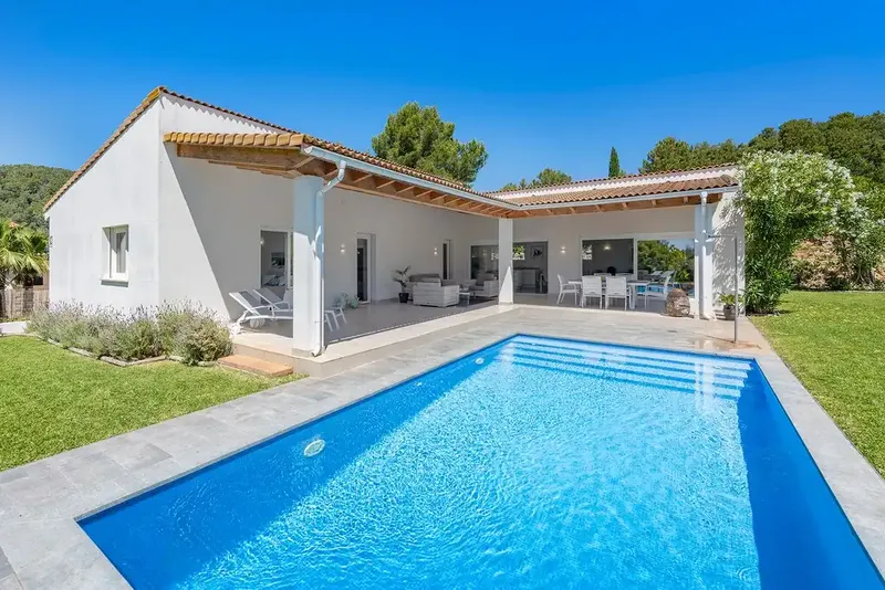 Built in 2017 and used exclusively as a private holiday home by its current owners, this elegant detached villa — photo 1