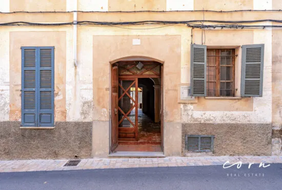 Historic townhouse with an approved renovation plan and a pool in Artà — photo 1