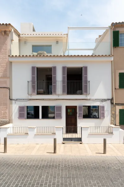 Unique Luxury Frontline Townhouse Directly on the Beach in Portixol — photo 1