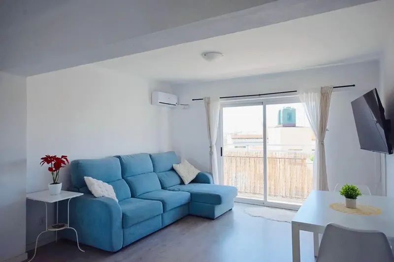 Discover this cozy and bright fifth-floor apartment of 75 m², a home with great potential and a comfortable, functional layout. It has 3 — photo 2