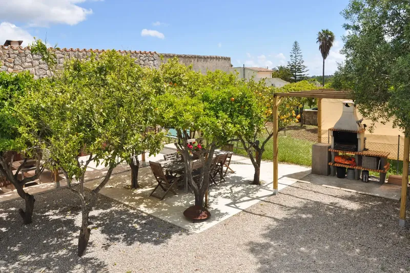 This beautiful property is located in the idyllic countryside near the charming village of Campanet on a plot of about 3,900 m², surrounded by — photo 6