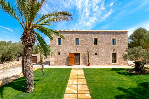 Manacor, historic finca consisting of two buildings and a large pool with a stunning view over Manacor to the Tramuntana Mountains — photo 1
