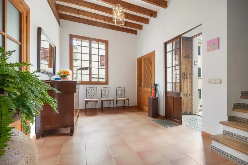 House of 222 m2 in Pollença with garage for a small car and approx. 30 m2 of terraces and patio. It has 4 bedrooms, one of them on the ground floor — photo 3