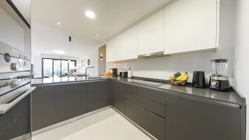 A few steps from the turquoise waters of the idyllic Font de Sa Cala bay, a ground-floor apartment combining modern design, comfort and Mediterranean quality of life awaits you. — photo 8
