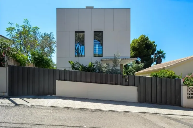 Son Verí Nou: Modern townhouse with roof terrace and sea views — photo 9