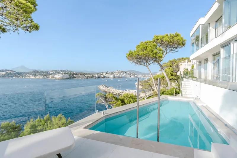 Renovated villa with pool on the front line in Santa Ponsa — photo 2