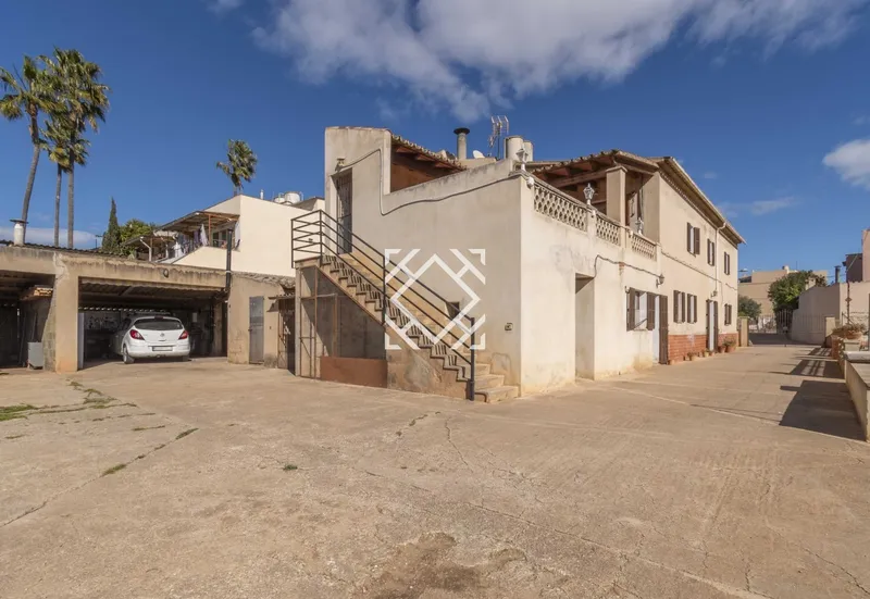 Spacious property with large rustic plot for sale in quiet residential area close to Palma de Mallorca. — photo 4