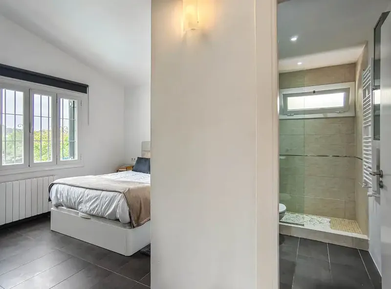 Welcome to this charming Mediterranean villa, located in the quiet residential area of Costa de la Calma in Mallorca. Completely renovated — photo 2