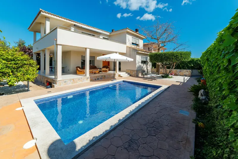 This modern detached house in Marratxí offers an exceptional blend of contemporary comfort, generous living space, and a great environment — photo 1