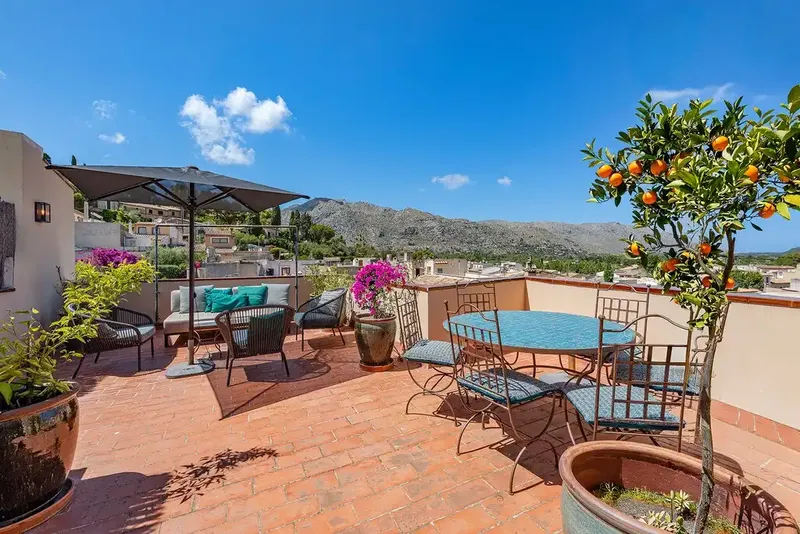 Located in the historic center of Pollença, this elegant townhouse combines authentic Mallorcan charm with all modern comforts — photo 1