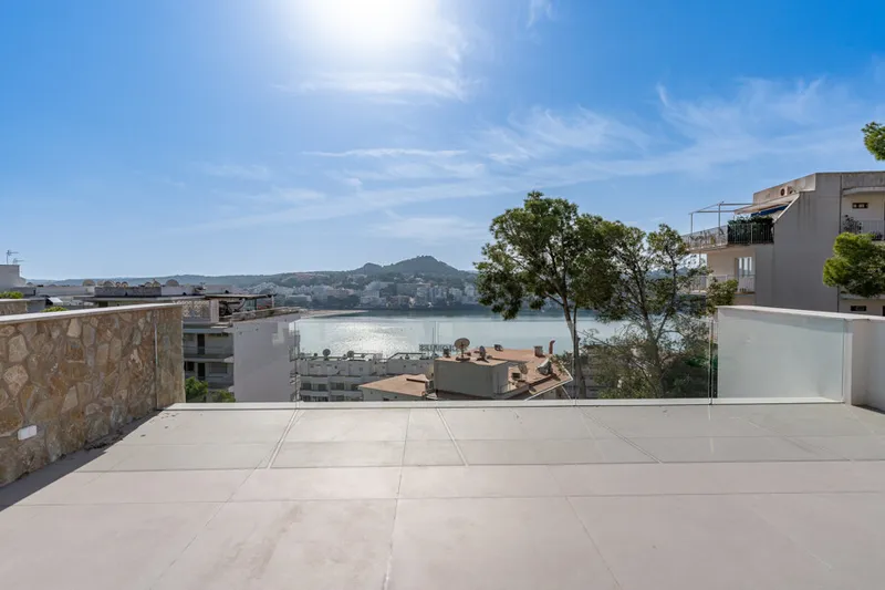 Newly Built Luxury Seafront Five-Bedroom Villa in Santa Ponsa with Panoramic Views and Expansive Terraces — photo 12