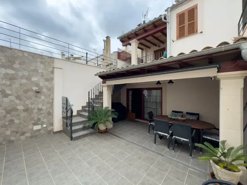 Casa de pueblo mallorquina reformada con materiales de gran calidad, techos altos con vigas de madera vistas, muy iluminada con grandes vent — photo 1