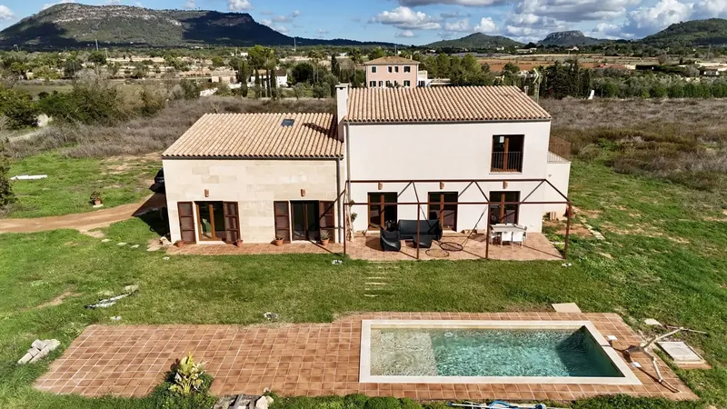 Available in August. Exclusive for the month of August, this beautiful rustic finca is located just 2 minutes from Llucmajor and — photo 2