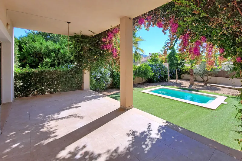 Modern terraced house with pool for rent — photo 3