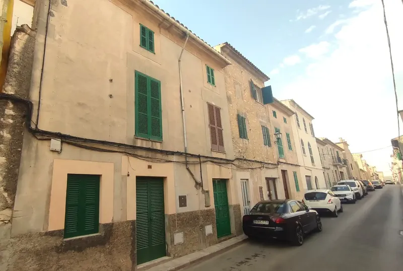 Rustic house with character for sale in Montuïri, located on Calle Palma, number 55, with a total built area of about 155 m2. — photo 1