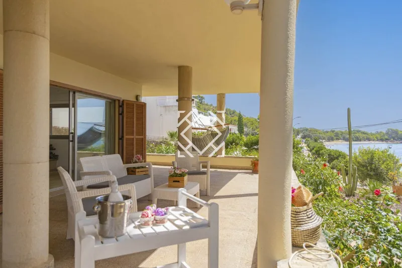 Seafront ground floor apartment for sale in Alcanada-Alcudia, Mallorca — photo 2