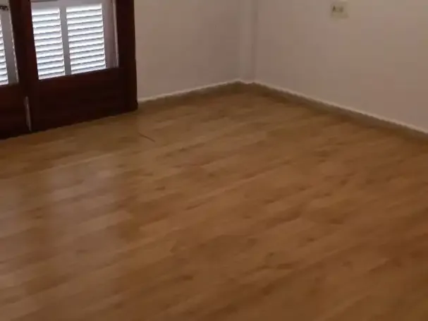 Spacious 4-bedroom apartment with all exterior windows, fitted wardrobes, 2 large full bathrooms, large living-dining room, kitchen — photo 11