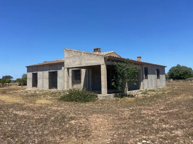 Detached country house with land and pool in a natural setting to be finished — photo 2