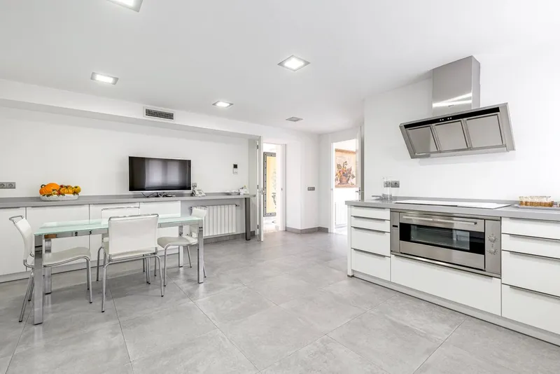 Apartment in Palma - Communal pool with harbor view — photo 7