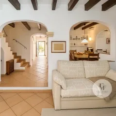 Mallorcan authenticity: house with private patio and period wooden beams — photo 3