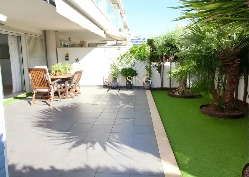 PLANTA BAJA CON TERRAZA Y JARDIN EN RESIDENCIAL CON PISCINAS — photo 1