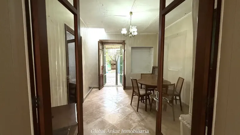 This 258 m² townhouse, distributed over three floors on a 163 m² plot, offers endless possibilities to — photo 7