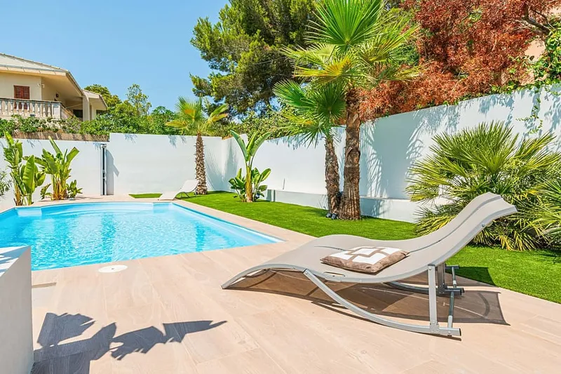 Modern Palmanova Villa with Pool, Tropical Garden & Big Outdoor Living — photo 11