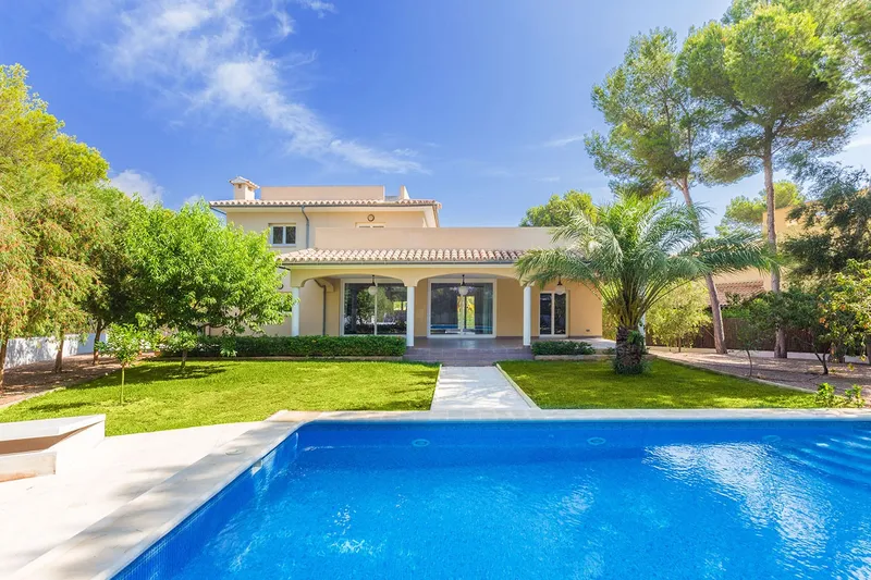 Mediterranean-style villa near the beach with modern elements — photo 1