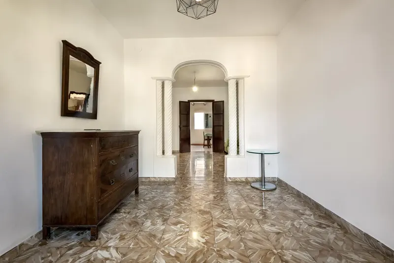 We present a unique opportunity to acquire a detached house located in the Son Ferriol neighborhood. This home, built in — photo 2